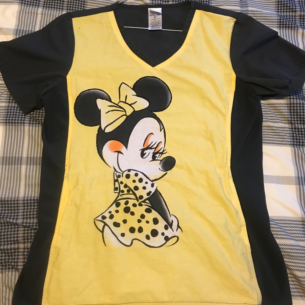 Yellow and dark gray Minnie Mouse med scrub top